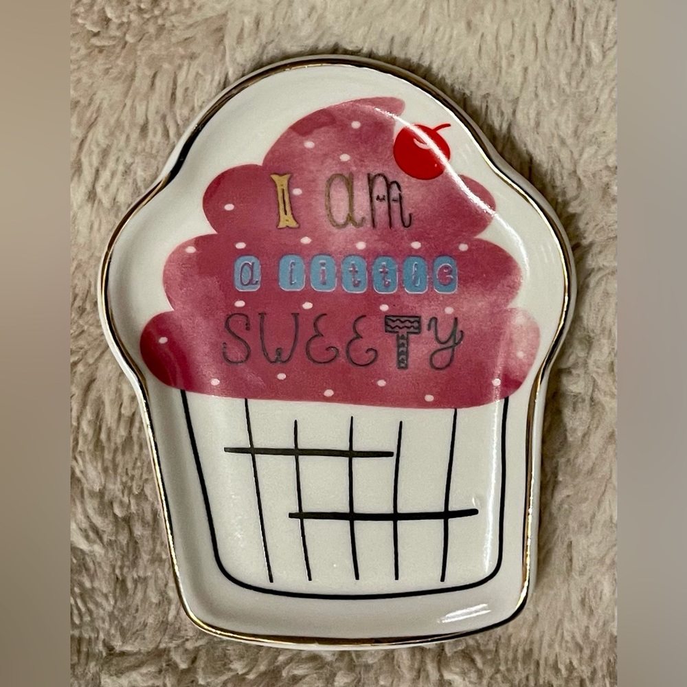 Small cupcake plate to hold jewelry.